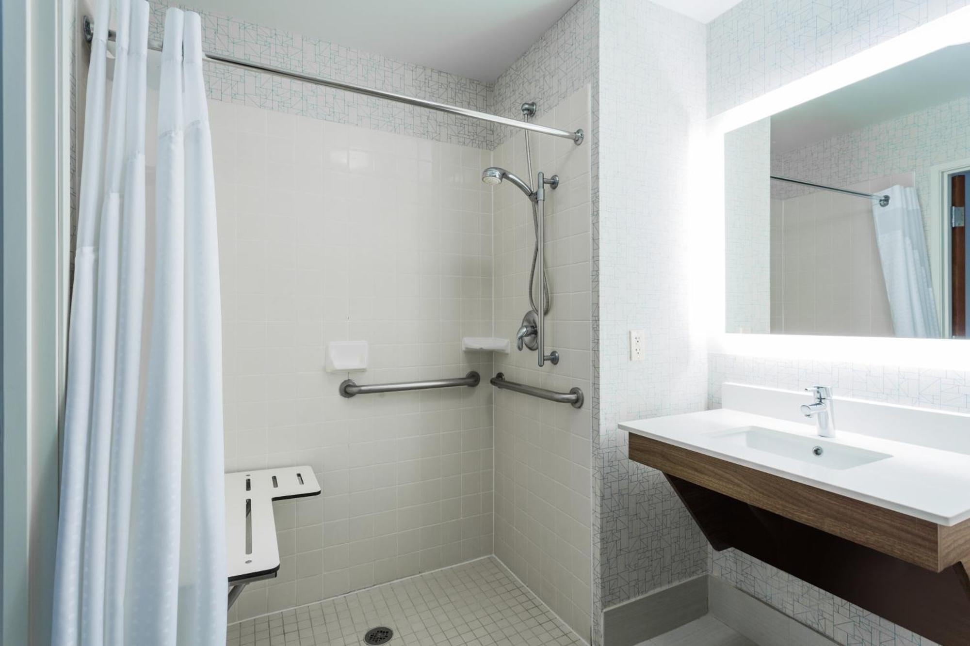 Standard Queen Room with Two Queen Beds and Mobility Accessible Tub